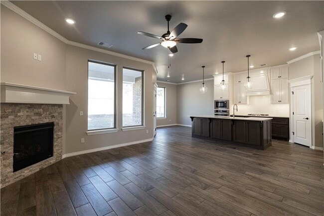 Building Photo - Very Nice 4 Bedroom, 3 Bathroom 3 Car Gara...