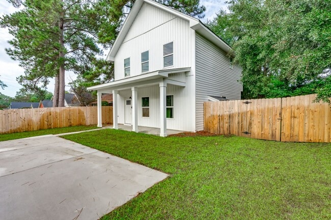 Foto del edificio - Pre-Leasing for the 26-27 School Year! Unbeatable Location