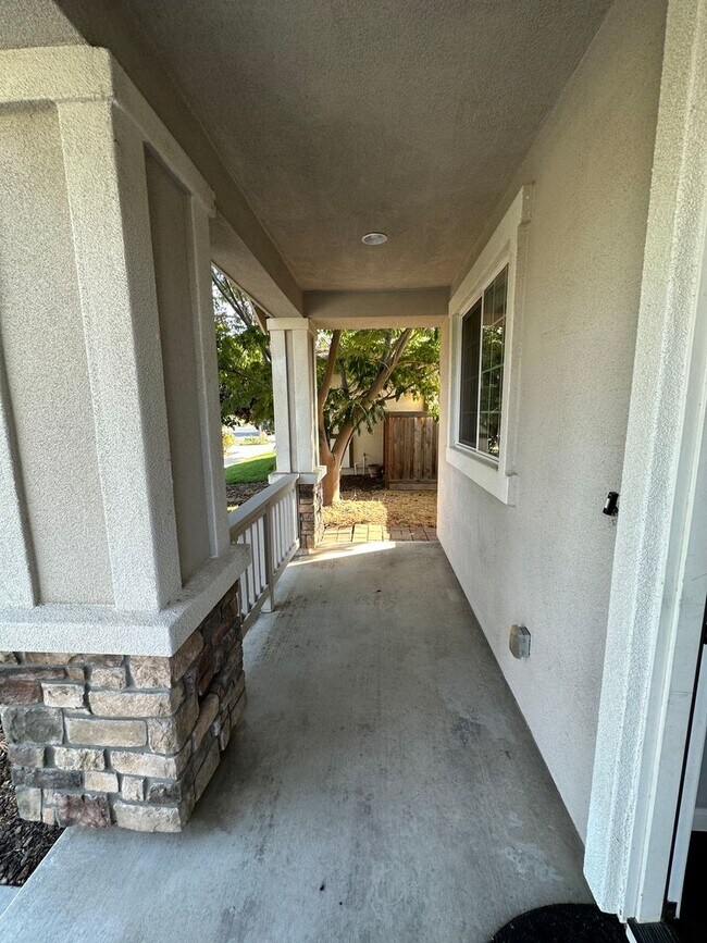 Building Photo - Beautiful 3 Bed 2 Bath House in a Great Lo...