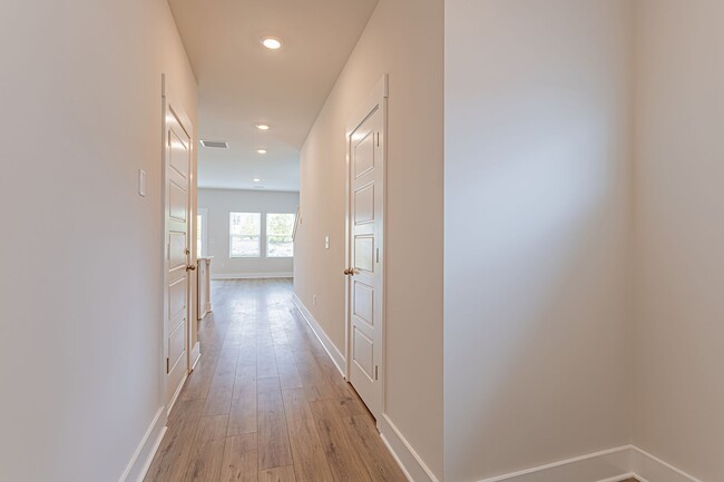 Building Photo - 3 bedroom 2.5 Bathroom Townhome in the Tow...