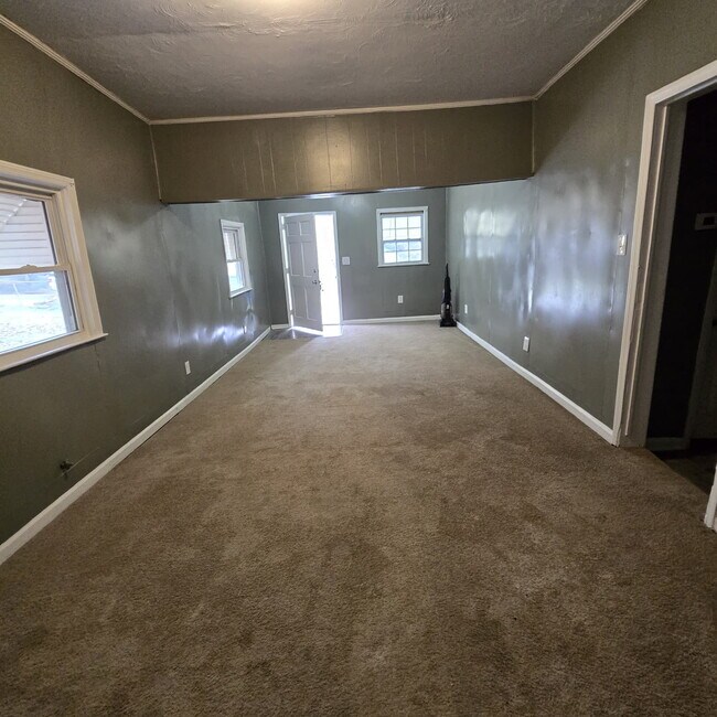 Foto del edificio - Great Craftsman style home with large private yard that's partially fenced.