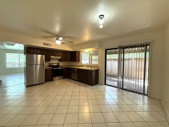 Foto del edificio - 3 Bedroom Townhome - Available August