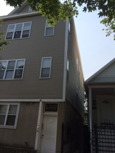 Building Photo - 1707 W Roscoe St