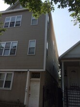 Building Photo - 1707 W Roscoe St
