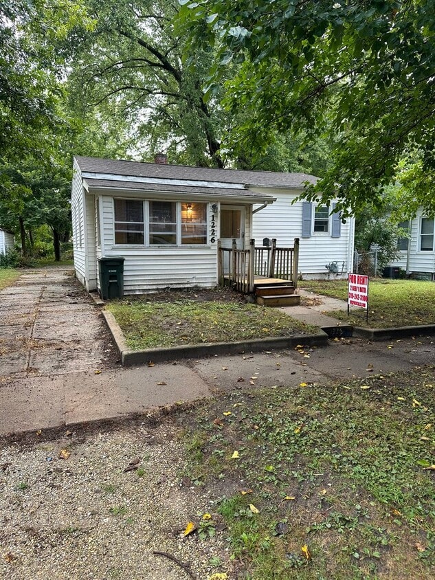 Primary Photo - 2 bedroom 1 bath home with central air