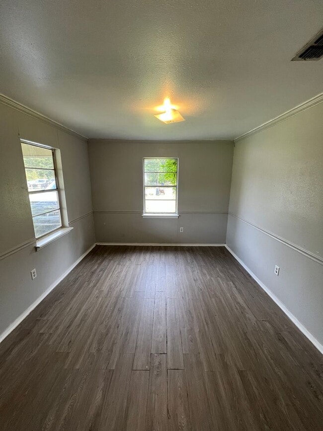 Building Photo - 1208 N Pines Dr