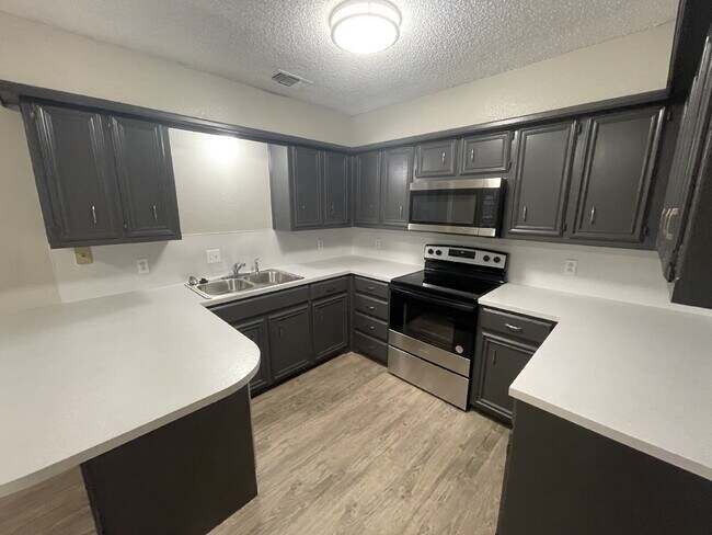 Foto del edificio - Duplex West Of Milwaukee & Minutes From Shadow Hills Golf Course!