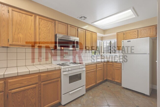 Foto del edificio - Beautiful Pet Friendly Bungalow MOVE IN SP...