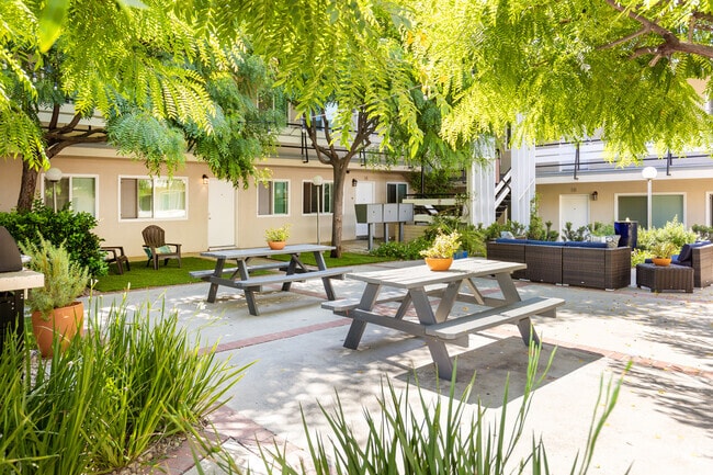 Malin Apartments 3105 W 27th St - 2675 Arlington Ave &amp; 3105 W 27th St (B)