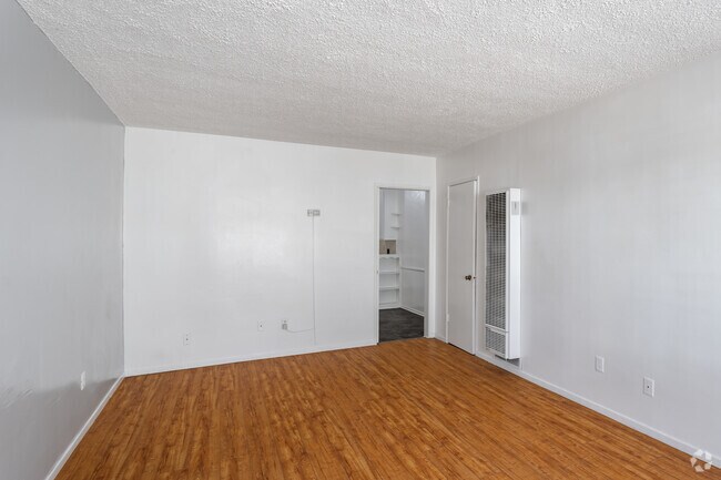 0HAB, 1BA - 600 ft² - 6755-6773 Yucca Street