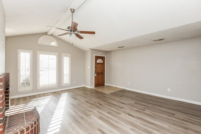 Foto del edificio - 4079 Tulip Tree Dr