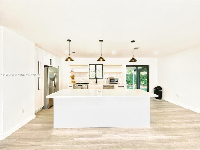 Foto del edificio - $4,350 7040 SW 17th Ter