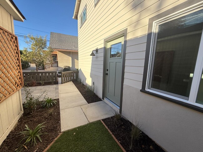 Building Photo - 909-909 S Spruce St