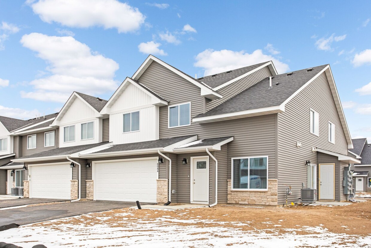 Primary Photo - 3bd 3ba 2 car gar END UNIT avail now