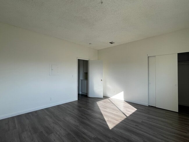Photo - Pro Service Realty - R20801-20801 Apartment