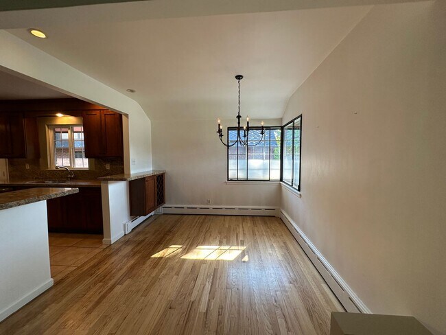 Foto del edificio - 3-Bedroom, 2-Bathroom Charmer!