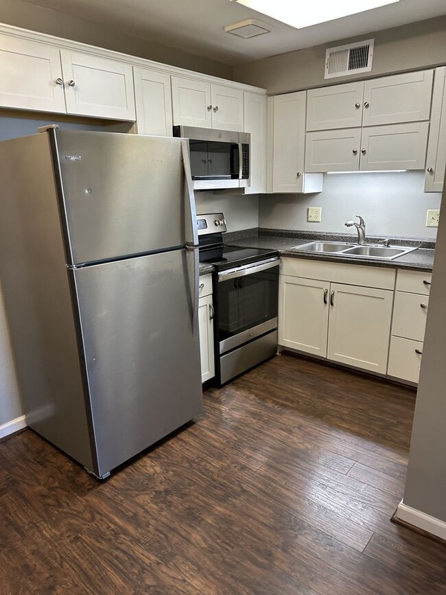 Building Photo - Beautiful updated 2 bedroom and 1 bathroom in Old Southwest Roanoke