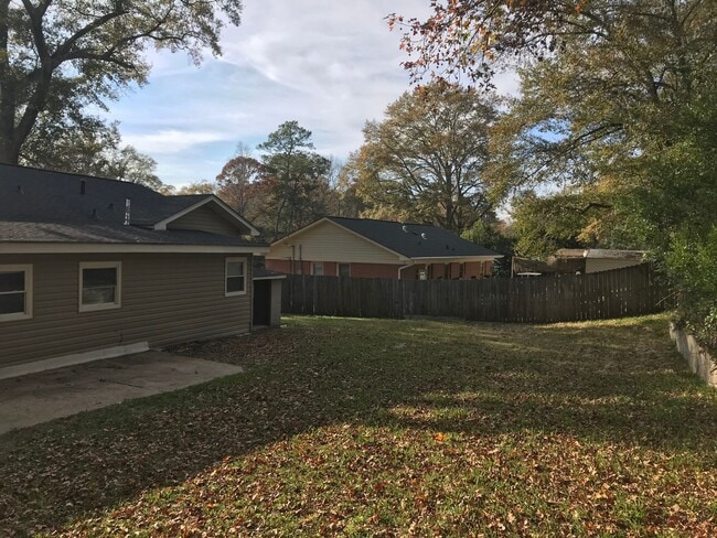 Building Photo - **AVAILABLE NOW**3 Bedroom / 2 Bathroom Ho...