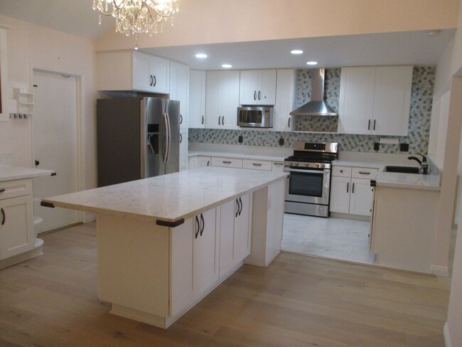 Building Photo - Newly Remodeled 4 Bdr 2.5 Bath home in Pow...