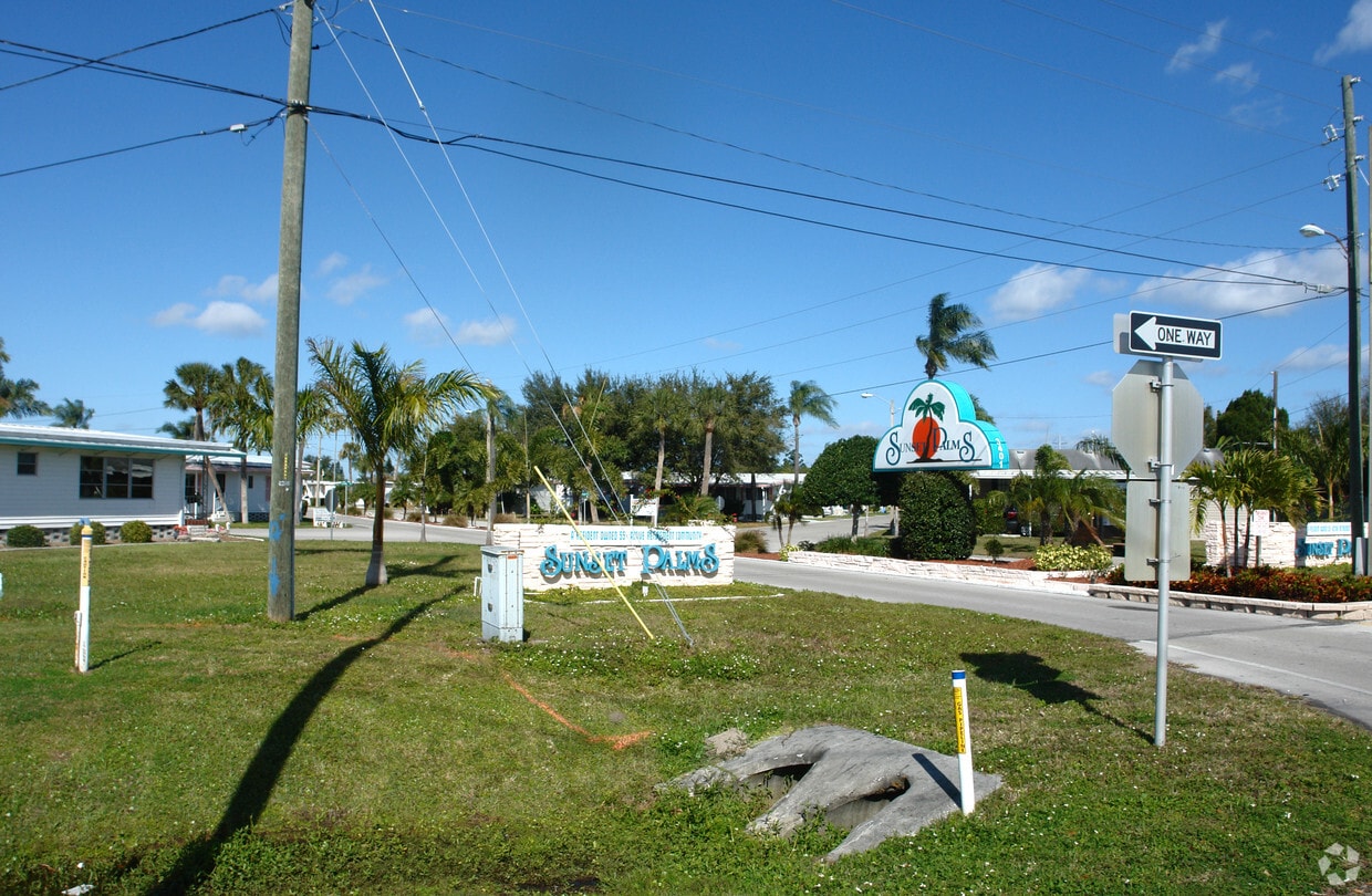 Sunset Palms Apartments in Pinellas Park, FL