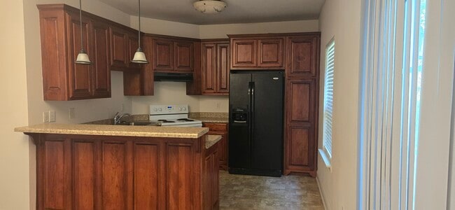 Kitchen - 122 Crown Point Dr