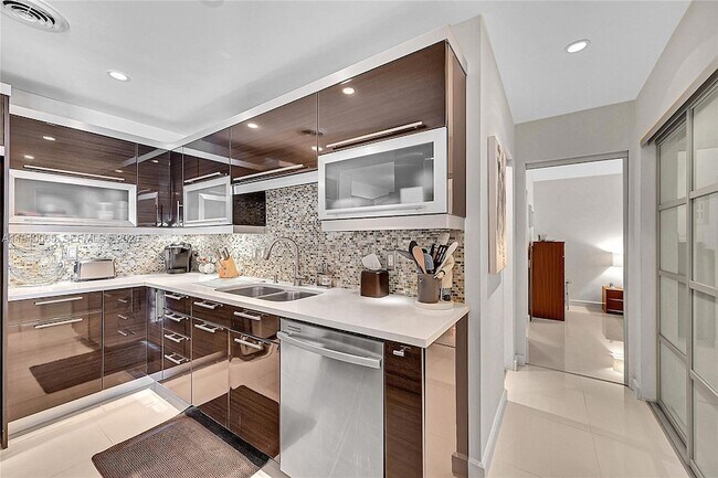 Foto del edificio - 6261 Bay Club Dr