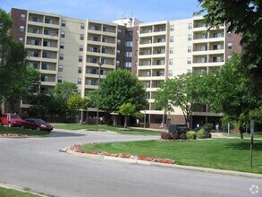 Building Photo - 180 Colony Dr S