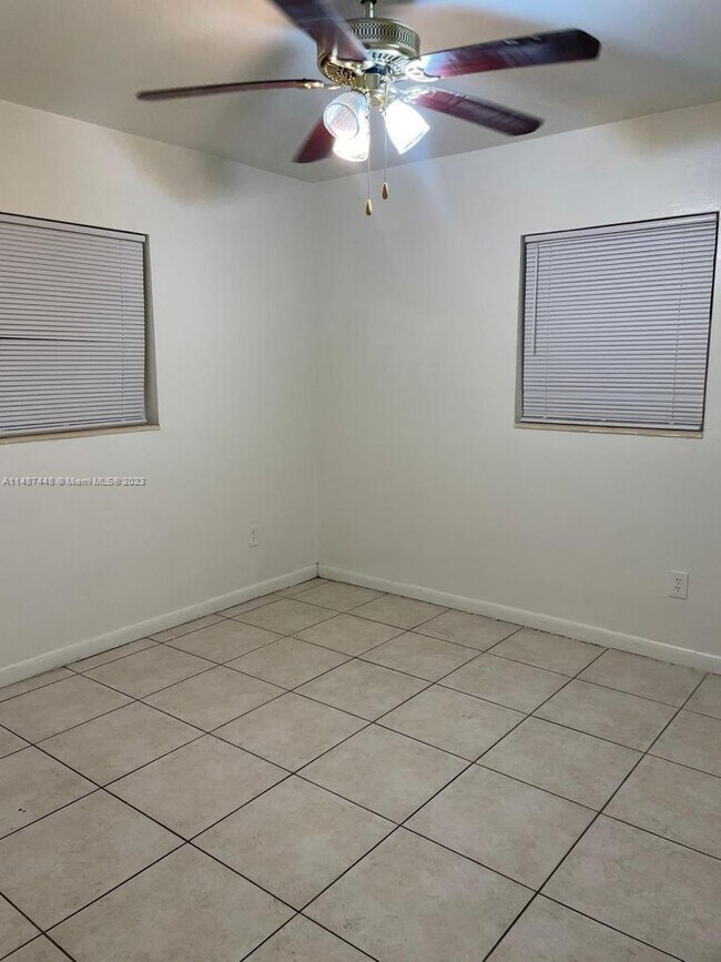 Foto del edificio - 905 NW 24th Ave