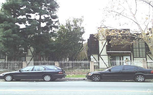 Building Photo - 5735 Hazeltine Ave