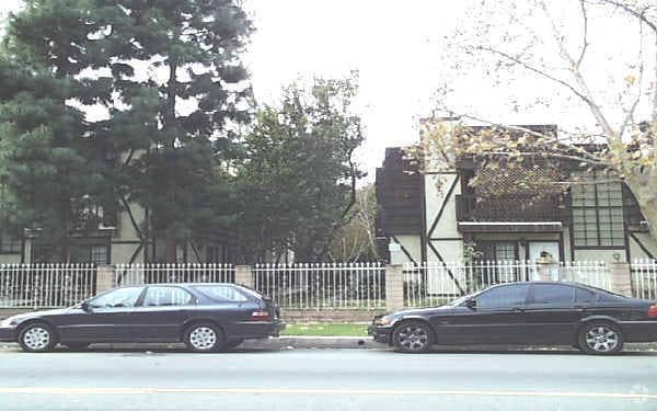 Foto del edificio - 5735 Hazeltine Ave