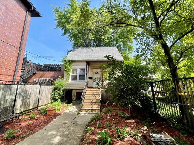 Building Photo - 1722 W Nelson St