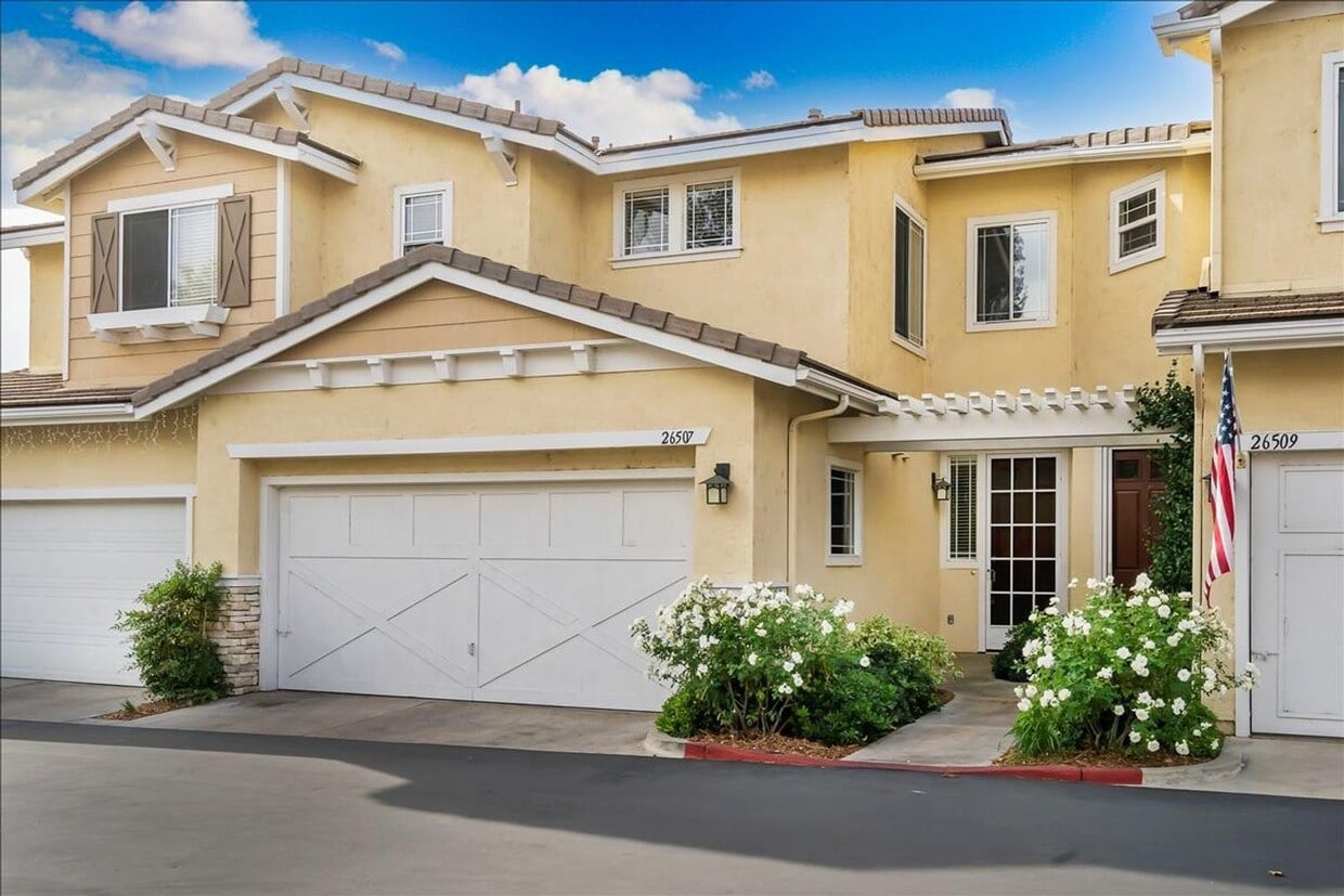 Primary Photo - SHARP! 2 Master Suites Townhome in the hea...