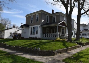 Building Photo - 300 N Park St