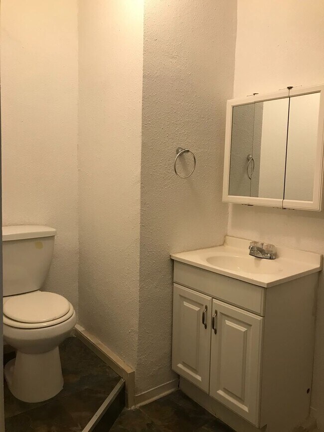 Building Photo - Aspen Ave - BLUE