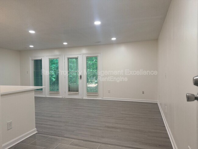 Building Photo - 1330 Park Glen Dr