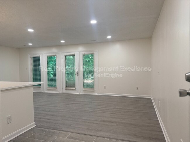 Building Photo - 1330 Park Glen Dr