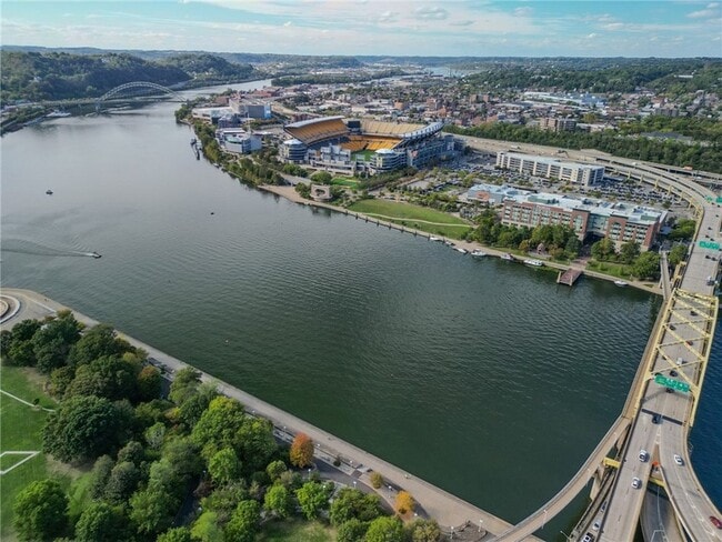 Building Photo - 320 Fort Duquesne Blvd