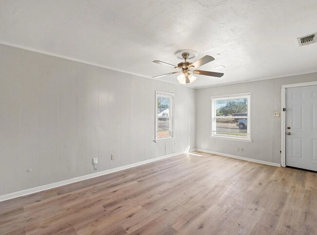 Building Photo - Light, Bright & Airy 3 Bedroom