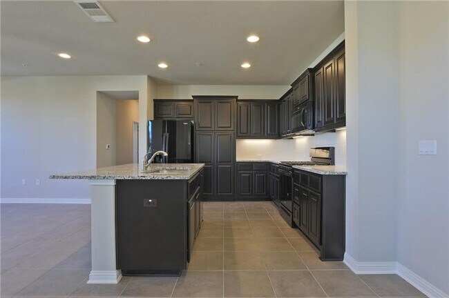 Foto del edificio - Spacious 4-Bedroom Home in Gated Lakeline ...
