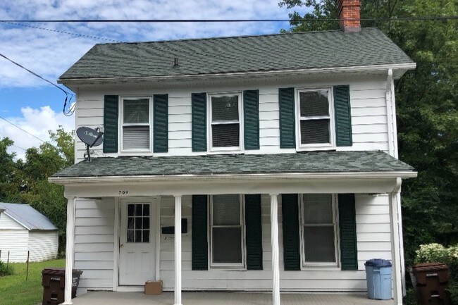 Building Photo - 709 Travers St