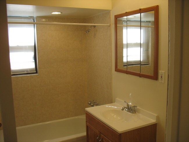 Bath - 401 US-22