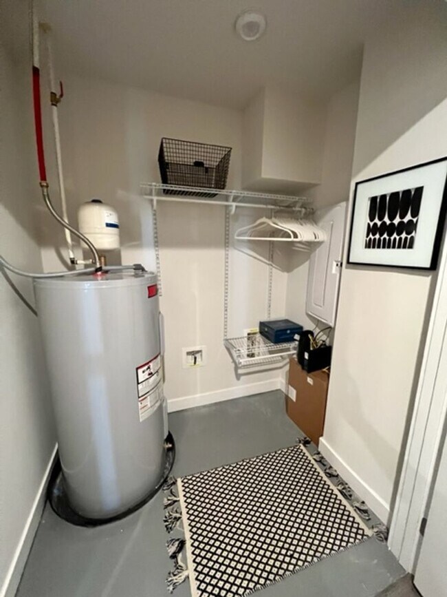 Building Photo - FULLY FURNISHED high-end beautiful 3 bedro...