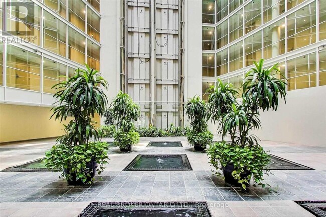 Photo du bâtiment - 650 Queens Quay W