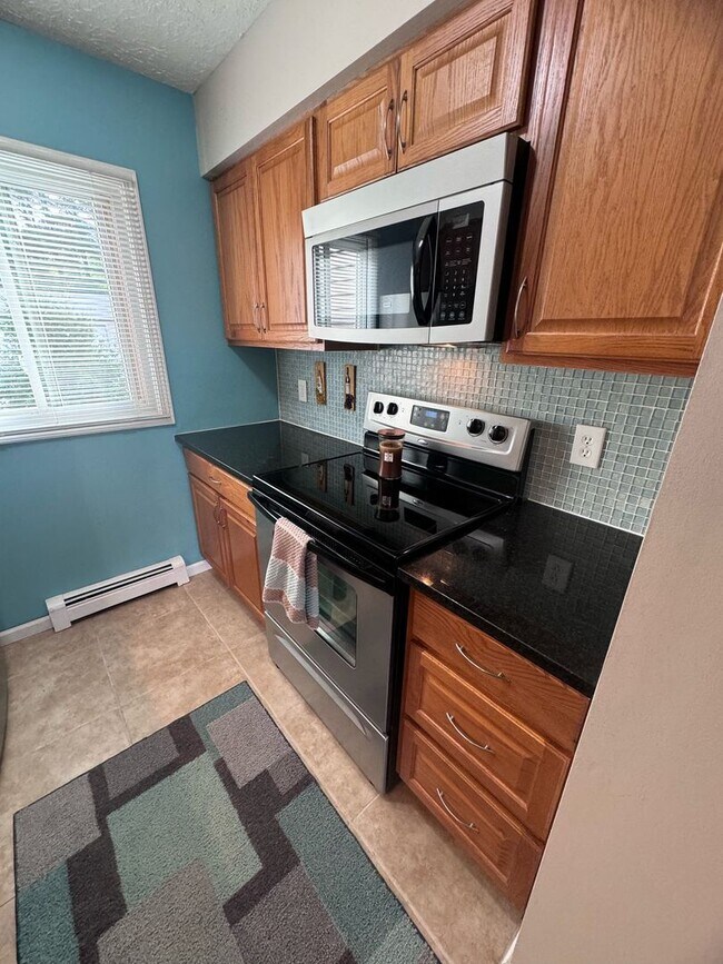 Foto del edificio - 3 BEDROOM CONDO WITH A 1 CAR GARAGE AND IN...