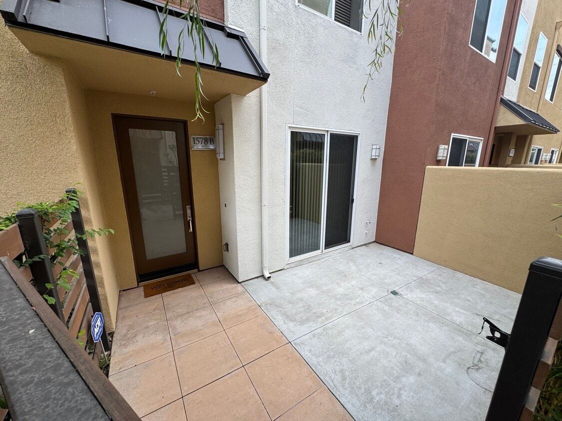 Primary Photo - 1578 W Artesia Sq