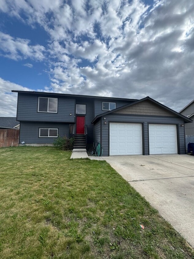 Primary Photo - 5 Bedroom House For Rent W/ Large Fenced B...