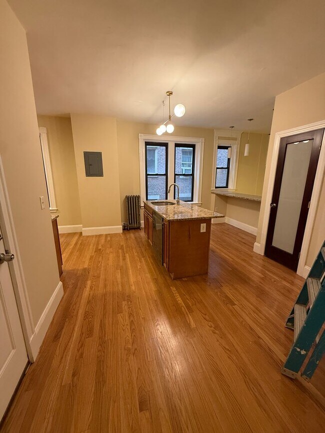 Foto del edificio - WOW!  5 BED/3 BATH DOWN THE STREET FROM B.U.!!!  Laundry in-unit!