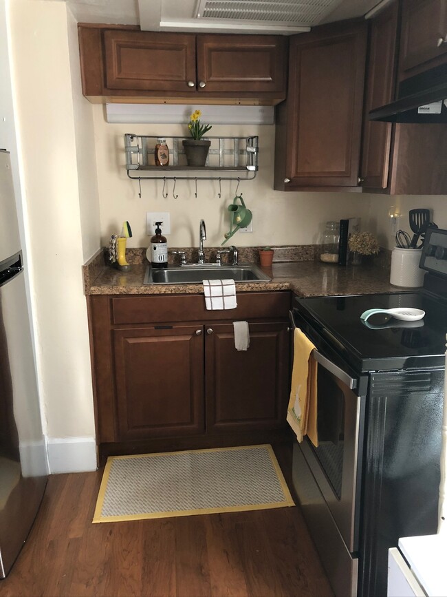 Kitchen - 828 Christian Pl