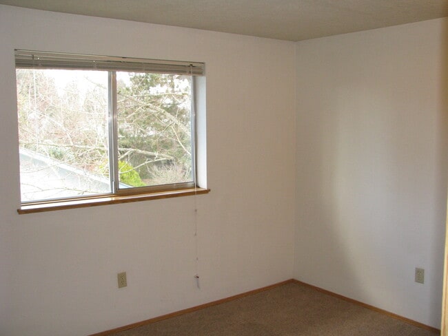 Building Photo - Quiet Two Bedroom Apartment in Keizer