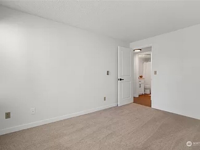 Foto del edificio - Updated 2 Bedroom Oakbrook Condo